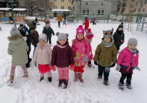 dzieci stoja na sniegu